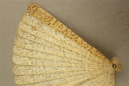 A Chinese export ivory brise fan, 19th century, 19cm.